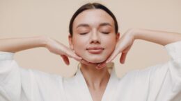 5 απλές ασκήσεις Face yoga για ανανέωση προσώπου