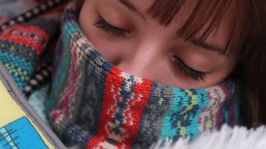 Γιατί οι γυναίκες (σχεδόν) πάντα κρυώνουν περισσότερο από τους άντρες
