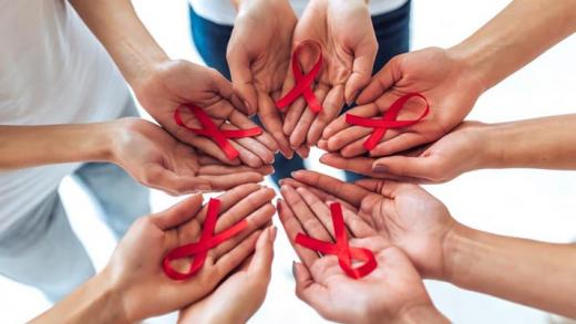 Νέα θεραπεία σταματά τη μετάδοση του ιού HIV