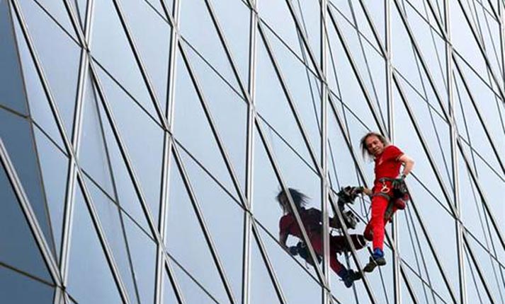 Ο σύγχρονος… Spiderman που σκαρφαλώνει σε ουρανοξύστες!