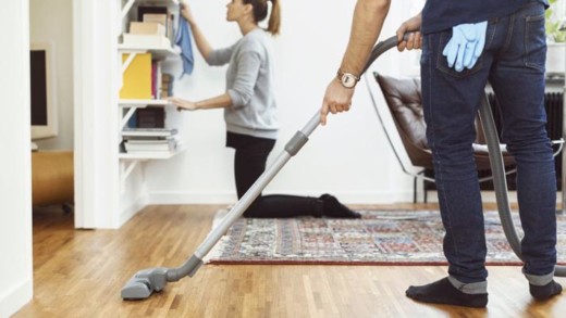Ποιος κάνει τελικά τις δουλειές στο σπίτι, οι άντρες ή οι γυναίκες; Μια έρευνα για τα νοικοκυριά σε χώρες της ΕΕ