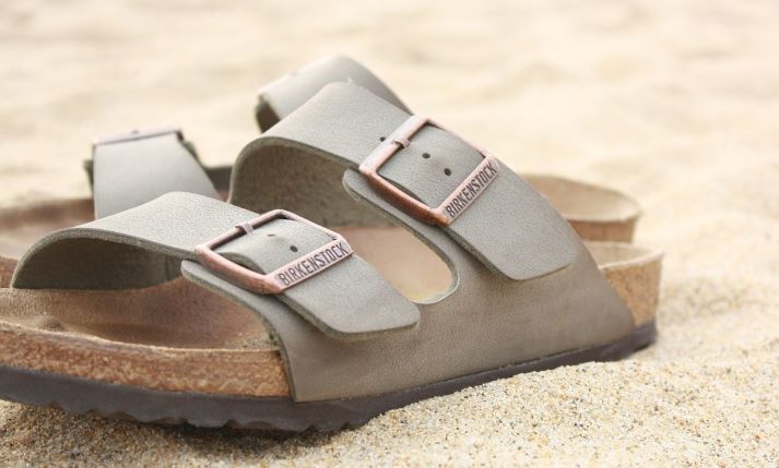 Πώς να καθαρίσετε αποτελεσματικά τα Birkenstock από άμμο, λαδιές και λάσπη