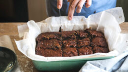 Συνταγή για brownies χωρίς ζάχαρη με μόνο 5 υλικά