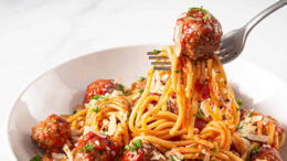 Συνταγή για spaghetti με κεφτεδάκια και φρέσκια ντομάτα