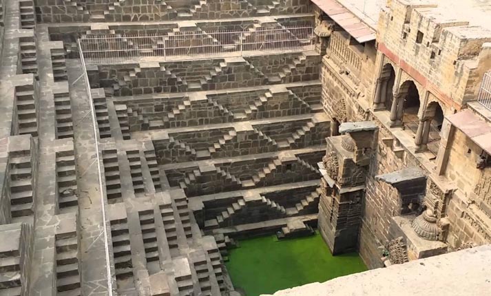 Τα κλιμακωτά πηγάδια του Chand Baori που θυμίζουν ανεστραμμένη πυραμίδα